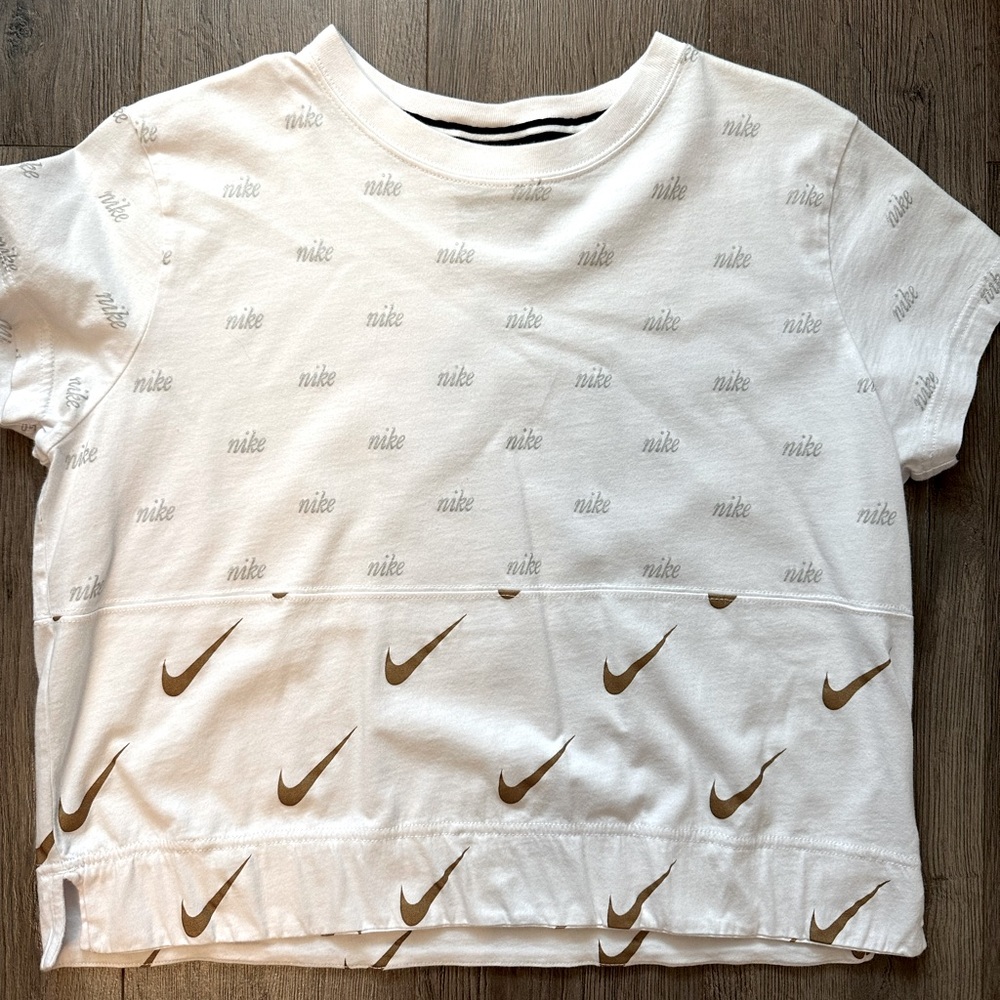 Woman’s Nike t-shirt